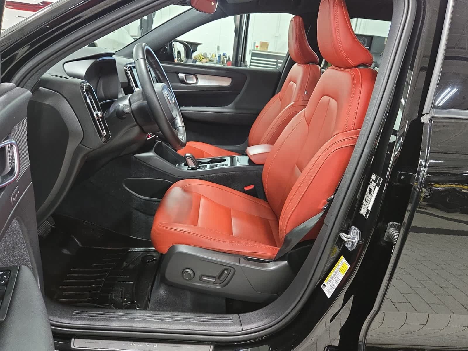 Used 2020 Volvo XC40 T5 Momentum AWD/4WD image 13