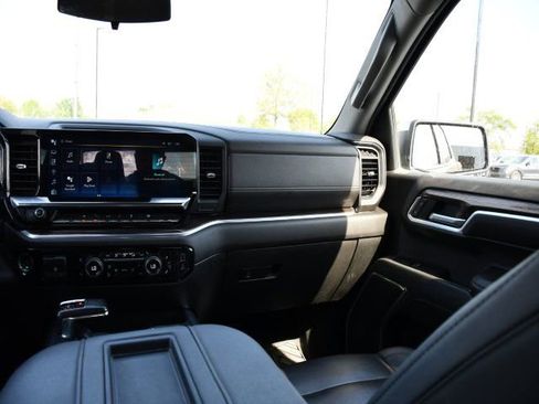 Used 2022 Chevrolet Silverado 1500 LT w/ Leather Package AWD/4WD image 16