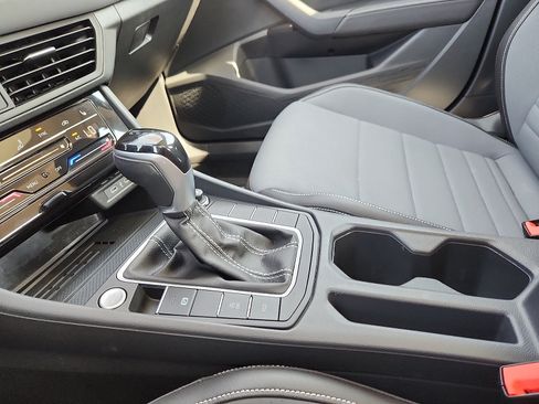 Used 2025 Volkswagen Jetta SE w/ Sunroof Package FWD image 20