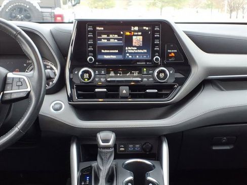 Used 2022 Toyota Highlander XLE image 10