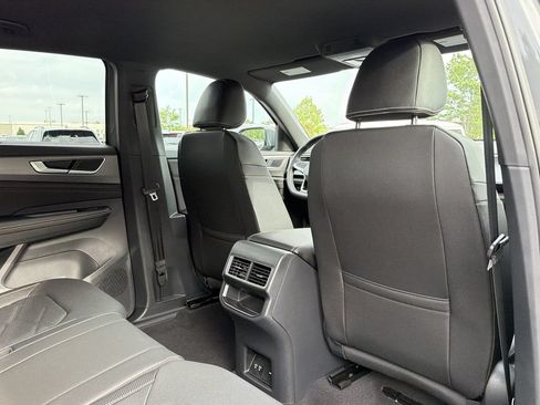 New 2026 Volkswagen Atlas Cross Sport SE FWD image 17
