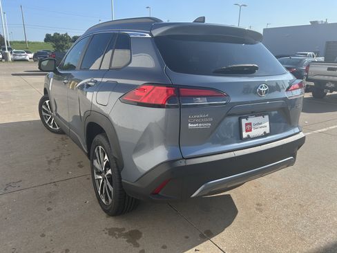 Certified 2025 Toyota Corolla Cross XLE FWD image 4