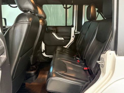 Used 2015 Jeep Wrangler Unlimited Rubicon w/ Connectivity Group AWD/4WD image 17