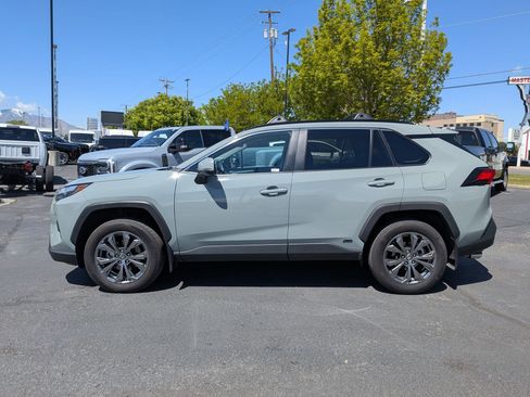 Used 2022 Toyota RAV4 XLE Premium AWD/4WD image 9