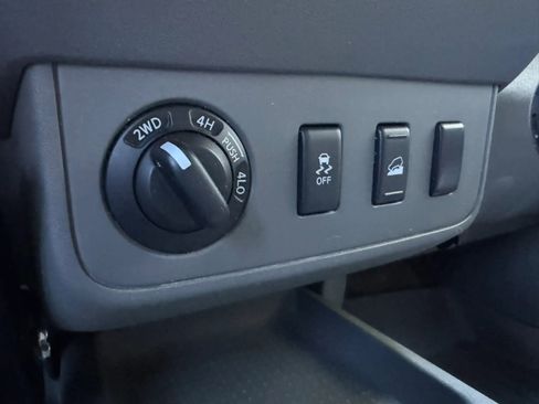 Used 2012 Nissan Frontier SV w/ SV Premium Utility Pkg AWD/4WD image 17