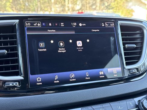 Used 2025 Chrysler Pacifica Select image 27