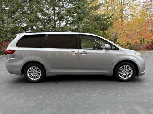 Used 2016 Toyota Sienna Limited image 4