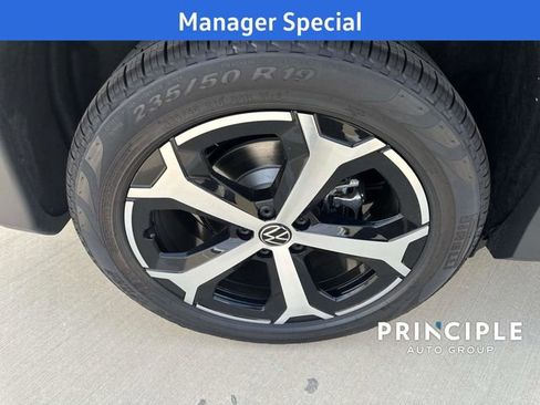 New 2025 Volkswagen Tiguan SE image 14