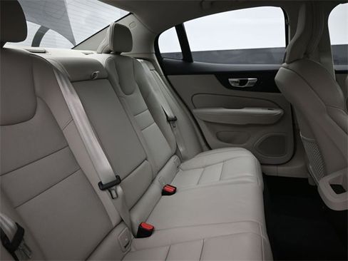 Used 2025 Volvo S60 B5 Plus image 30