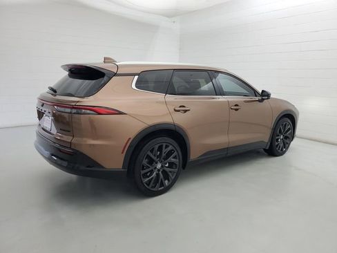 Used 2025 Toyota Crown Signia w/ Advanced Technology Package image 5