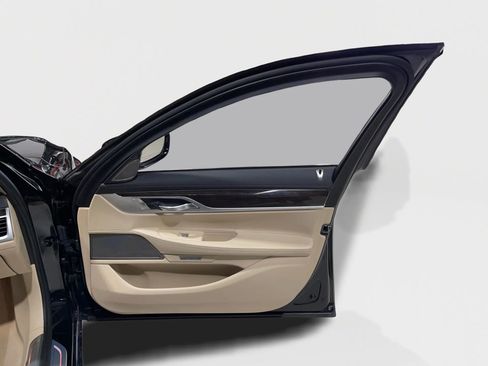 Used 2018 BMW 740i image 25