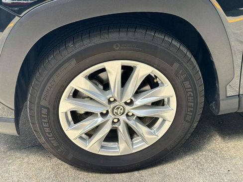 Used 2025 Toyota Corolla Cross LE FWD image 4