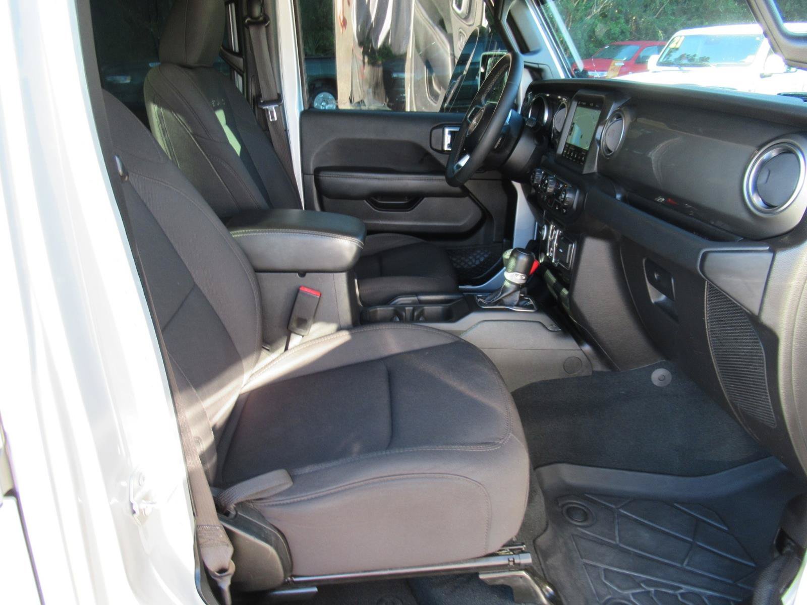 Used 2023 Jeep Gladiator Overland AWD/4WD image 9