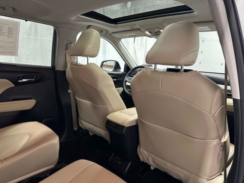 Used 2025 Toyota Highlander XLE image 57