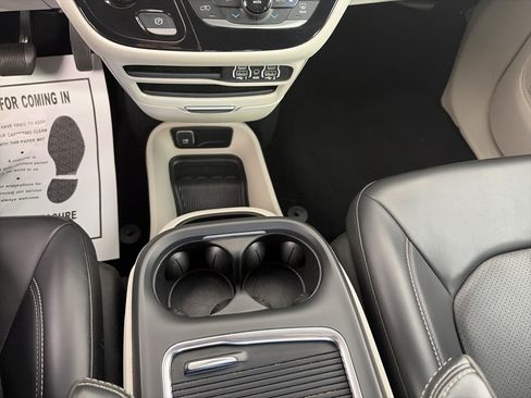 Used 2023 Chrysler Pacifica Touring-L FWD image 29