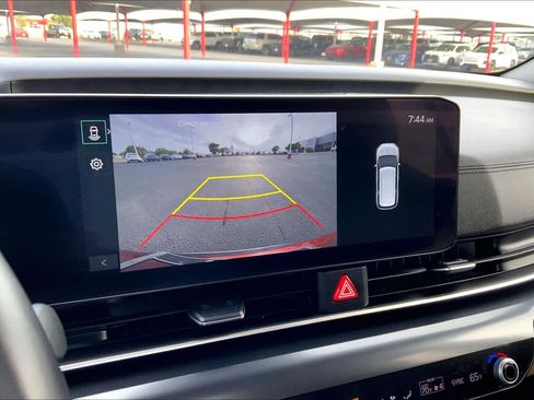 Used 2025 Kia Carnival FWD image 27