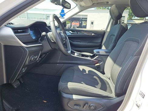 Used 2023 Jeep Grand Cherokee Laredo w/ Luxury Tech Group I AWD/4WD image 10
