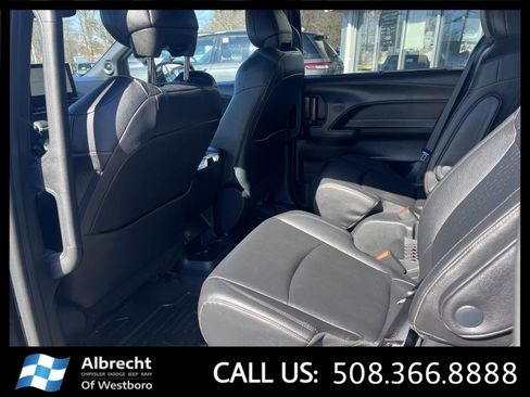 Used 2025 Toyota Sienna XLE Woodland Edition image 12