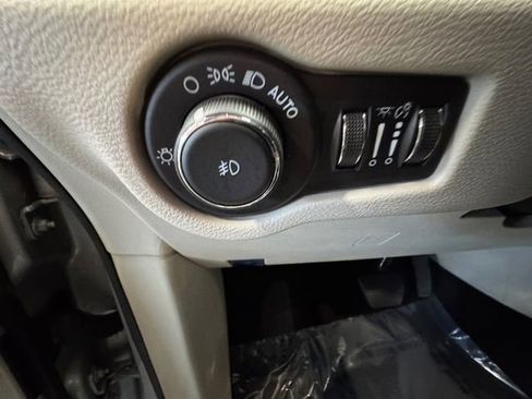 Used 2024 Chrysler Pacifica Touring-L FWD image 21