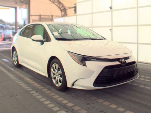 Used 2025 Toyota Corolla LE FWD image 5