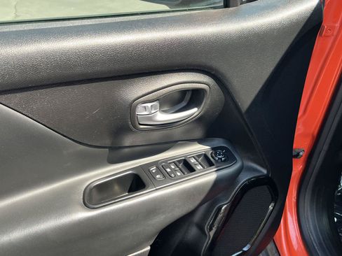 Used 2018 Jeep Renegade Altitude AWD/4WD image 30
