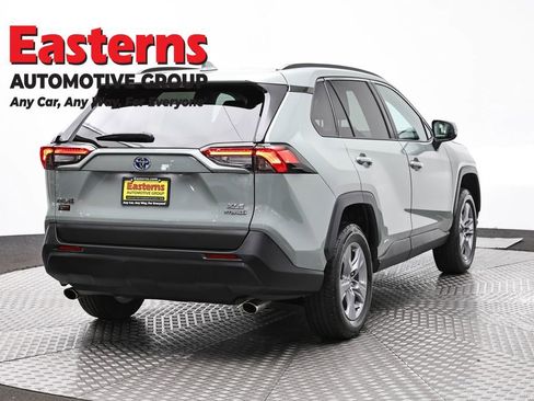 Used 2022 Toyota RAV4 XLE AWD/4WD image 5