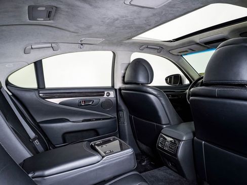 Used 2013 Lexus LS 460 AWD w/ Comfort Pkg image 15