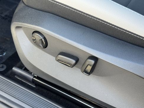 Certified 2025 Volkswagen Taos SE image 18