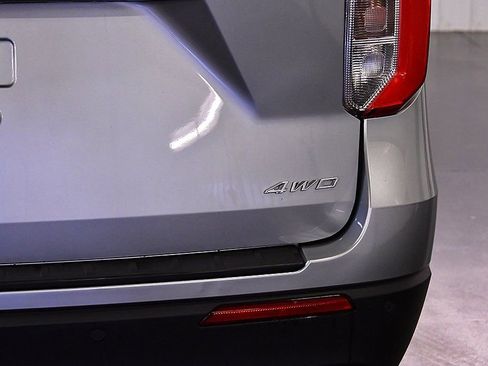 Used 2023 Ford Explorer XLT image 12