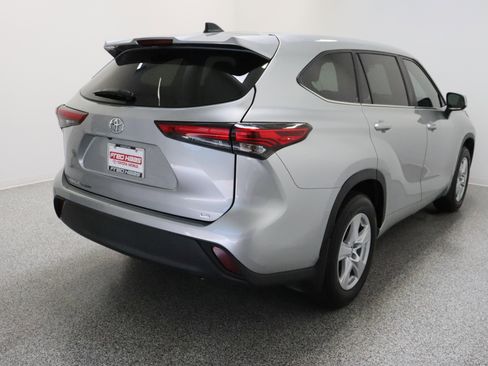 Used 2023 Toyota Highlander LE image 7