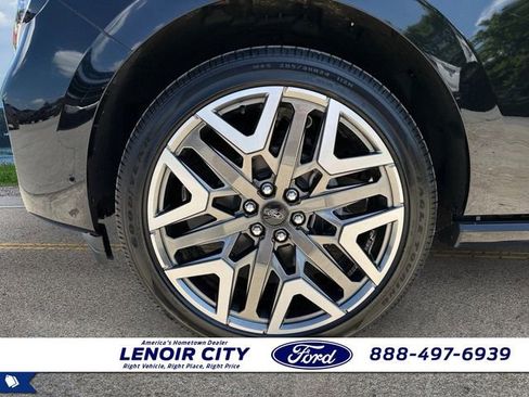 Used 2025 Ford Expedition Platinum w/ Platinum Ultimate Package AWD/4WD image 9