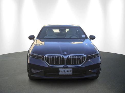 Used 2025 BMW i5 eDrive40i w/ Premium Package image 2