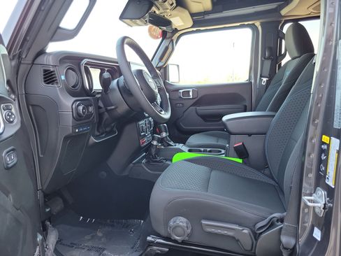 Used 2025 Jeep Wrangler Unlimited Rubicon 4xe w/ Convenience Group AWD/4WD image 8