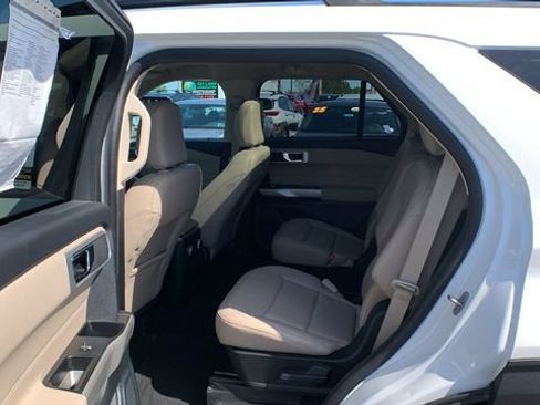 Used 2022 Ford Explorer XLT w/ Equipment Group 202A AWD/4WD image 19