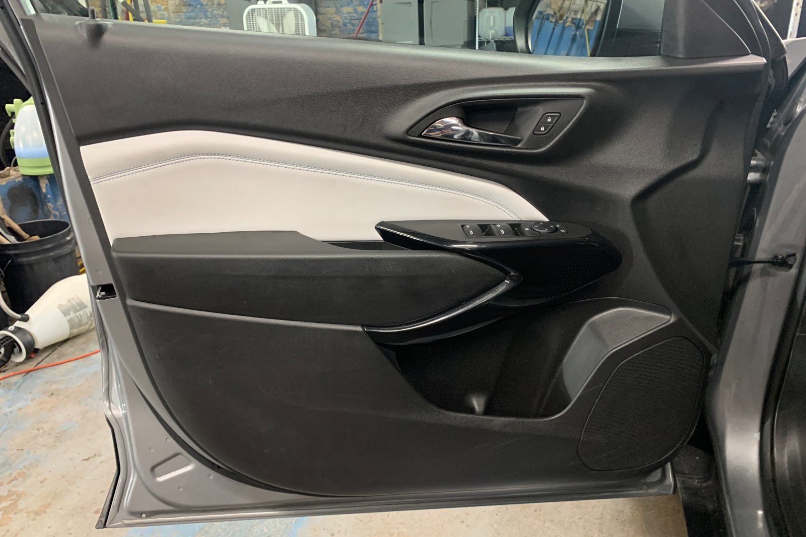 Used 2025 Chevrolet Trax LT w/ LT Convenience Package FWD image 11