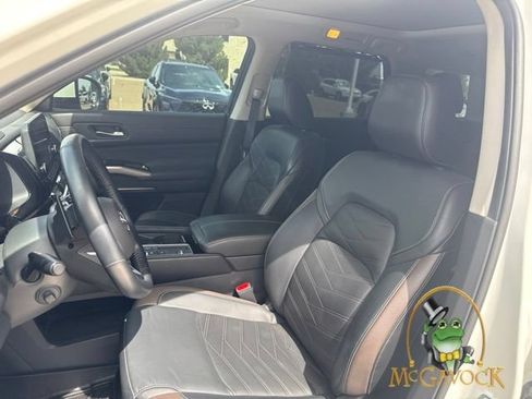 Used 2023 Nissan Pathfinder Platinum FWD image 13