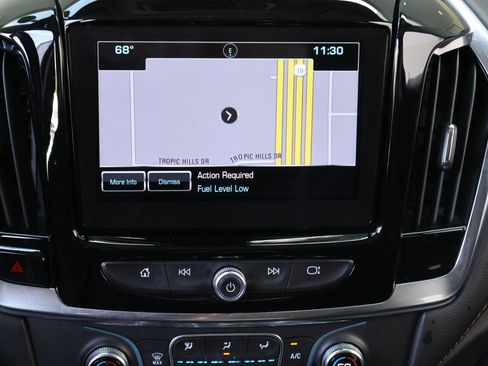 Used 2019 Chevrolet Traverse LT w/ LT Premium Package FWD image 3