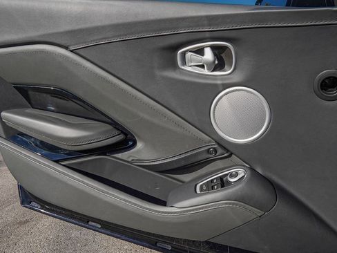 Used 2022 Aston Martin V8 Vantage Coupe RWD image 35