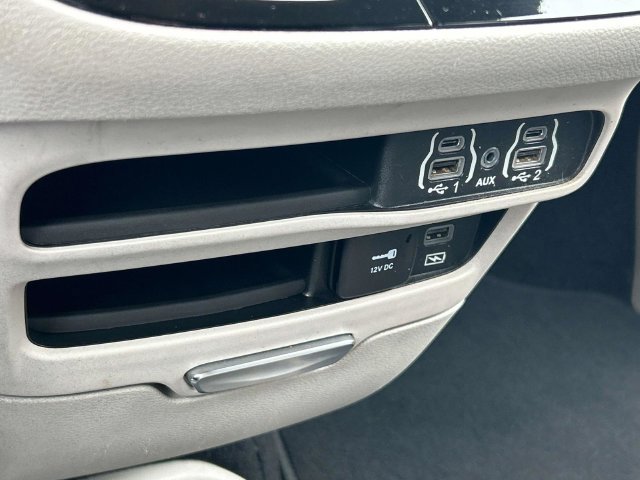 Used 2022 Chrysler Pacifica Touring-L FWD image 35