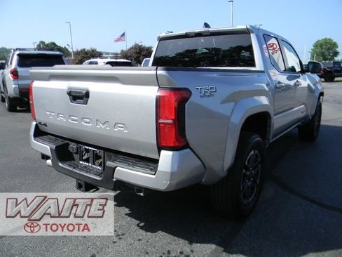 Used 2025 Toyota Tacoma TRD Sport AWD/4WD image 2