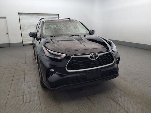 Used 2022 Toyota Highlander XLE AWD/4WD image 14