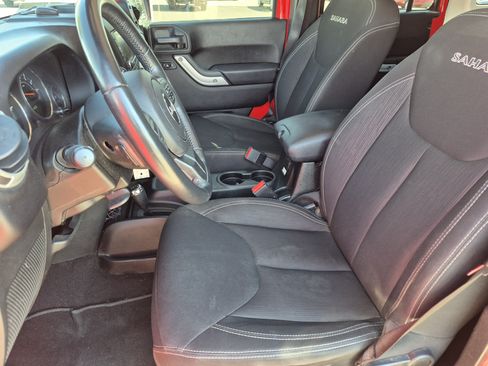 Used 2018 Jeep Wrangler Unlimited Sahara AWD/4WD image 16