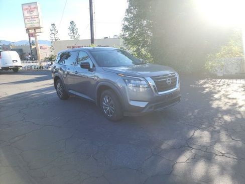 Used 2024 Nissan Pathfinder S image 2