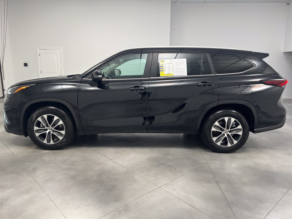 Used 2025 Toyota Highlander XLE FWD image 5