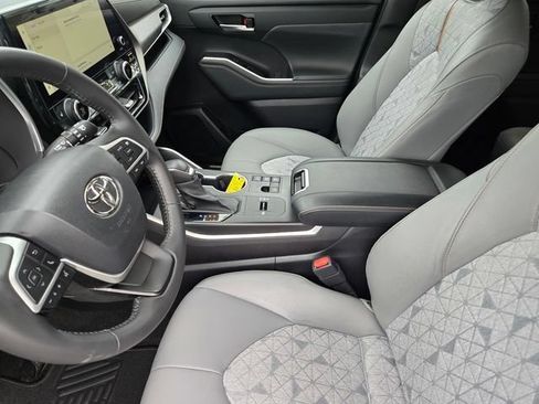 Used 2023 Toyota Highlander Bronze Edition FWD image 18