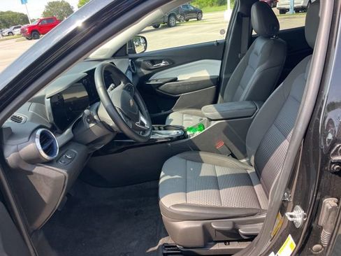 Used 2025 Chevrolet Trax LT w/ LT Convenience Package FWD image 15