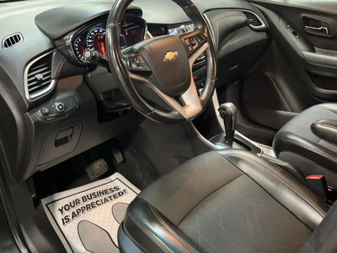 Used 2019 Chevrolet Trax LT w/ LT Convenience Package image 2