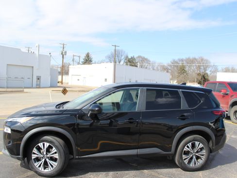 Used 2023 Nissan Rogue SV image 3