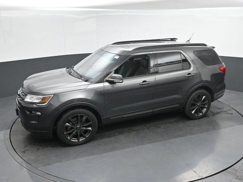 Used 2018 Ford Explorer XLT w/ Equipment Group 202A AWD/4WD image 31