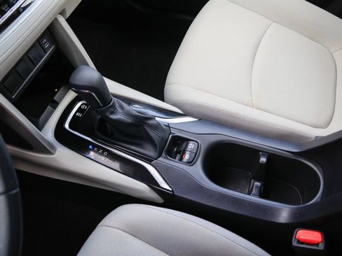 Used 2025 Toyota Corolla Cross LE FWD image 16